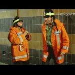 Andrea Roncato, Christian De Sica, Paolo Villaggio e Lino Banfi –  Casalotti e la scala (dal film: I pompieri)