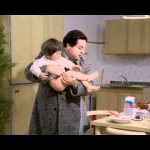 Renato Pozzetto addormenta il bambino